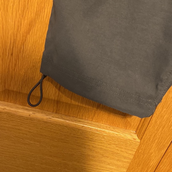 Eddie Bauer gray cropped hiking nylon pants womens size 8. Like new condition - Picture 3 of 9